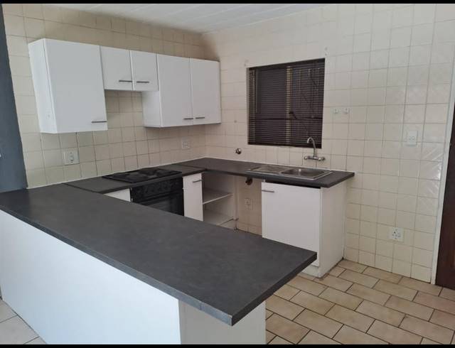 2 BEDROOM PROPERTY TO RENT IN HELDERKRUIN